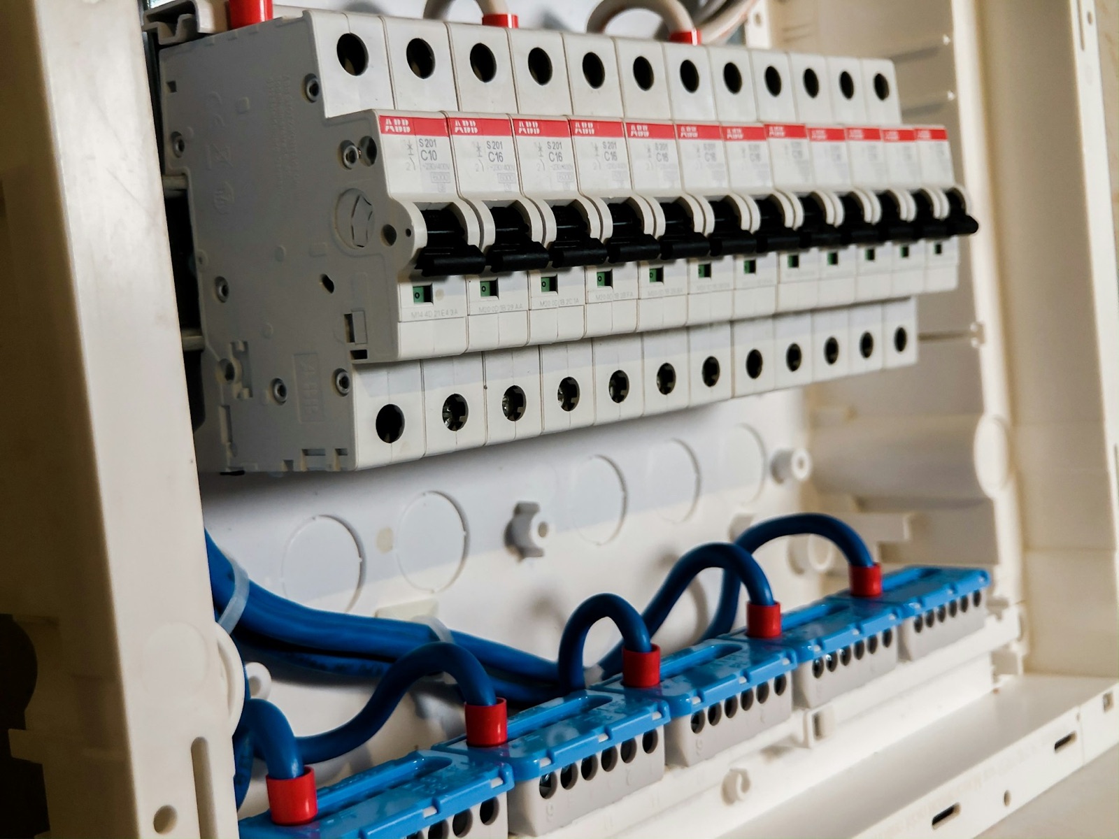 ABB-automatsäkringar på DIN-skena i en öppen elcentral.